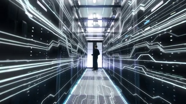 详情图-IT工程师移动，然后是数据中心机架服务器中信息流的数字化概念表示。