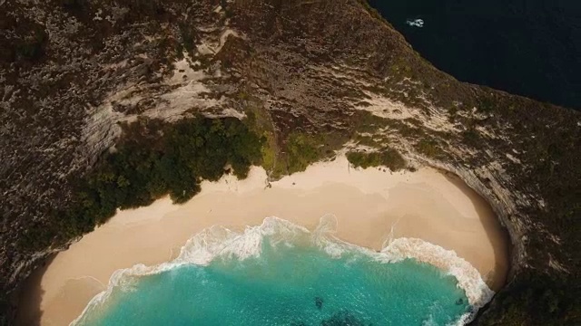 岩石悬崖和海边的海滩。珊瑚礁达瓦