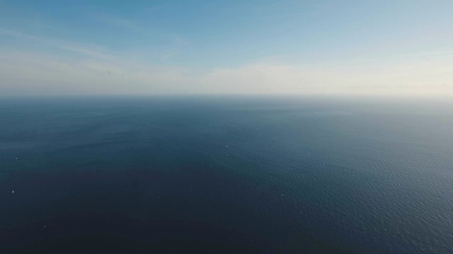 水面鸟瞰图。巴厘岛