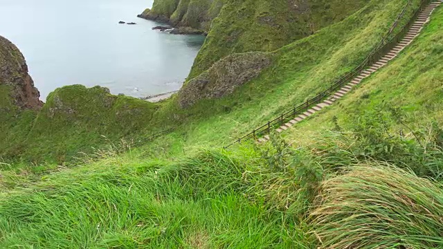 邓诺塔城堡附近的苏格兰海岸