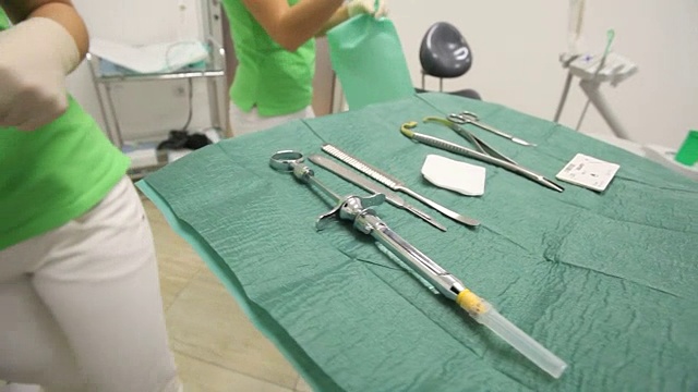 牙科诊所牙科助理准备牙科治疗所需的工具