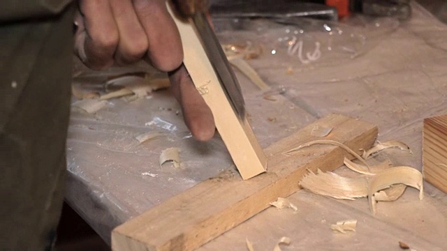 用凿木块工作的人