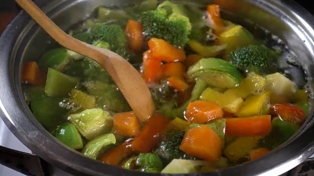 用木勺搅拌蔬菜汤