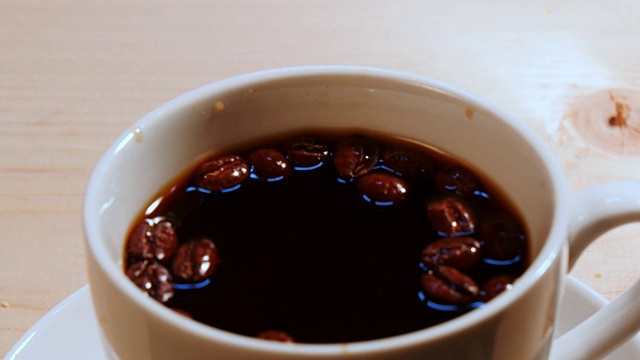 詳情圖-將咖啡豆掉進(jìn)咖啡里