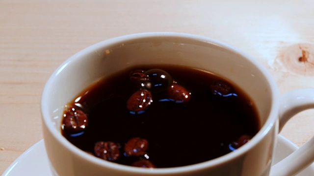 詳情圖-將咖啡豆掉進(jìn)咖啡里