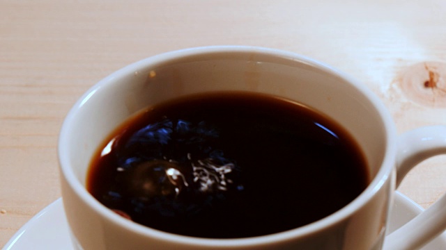 詳情圖-將咖啡豆掉進(jìn)咖啡里
