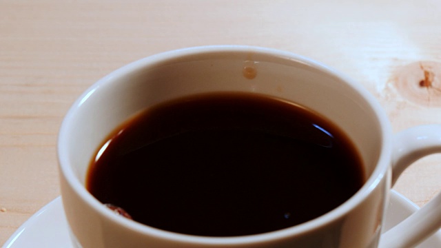 詳情圖-將咖啡豆掉進(jìn)咖啡里