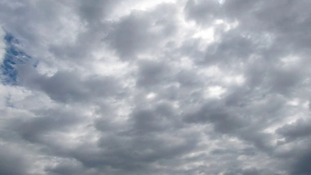 灰色雨云在天空中移动。间隔拍摄