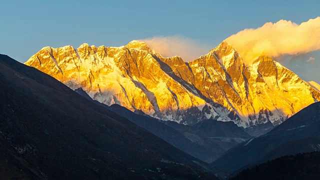 黄金珠穆朗玛峰，喜马拉雅山，通往珠穆朗玛峰大本营之间的景观，尼泊尔。雪山是世界上最高的山峰。