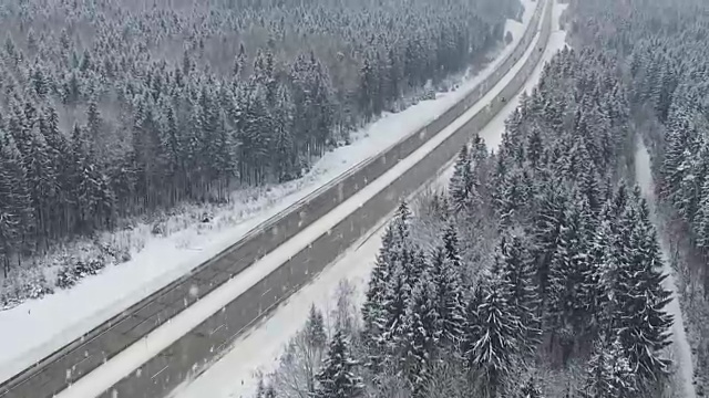 詳情圖-在冬天的森林里開著車在下雪?？罩腥?。消失點(diǎn)的角度來看