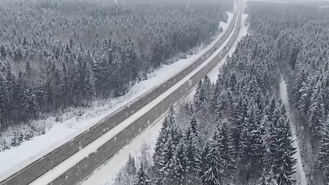 詳情圖-在冬天的森林里開著車在下雪?？罩腥?。消失點(diǎn)的角度來看