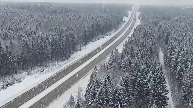 詳情圖-在冬天的森林里開著車在下雪?？罩腥啊Ｏc(diǎn)的角度來看