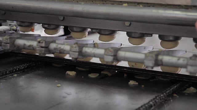 在室内烘焙车间采用自动成片装置