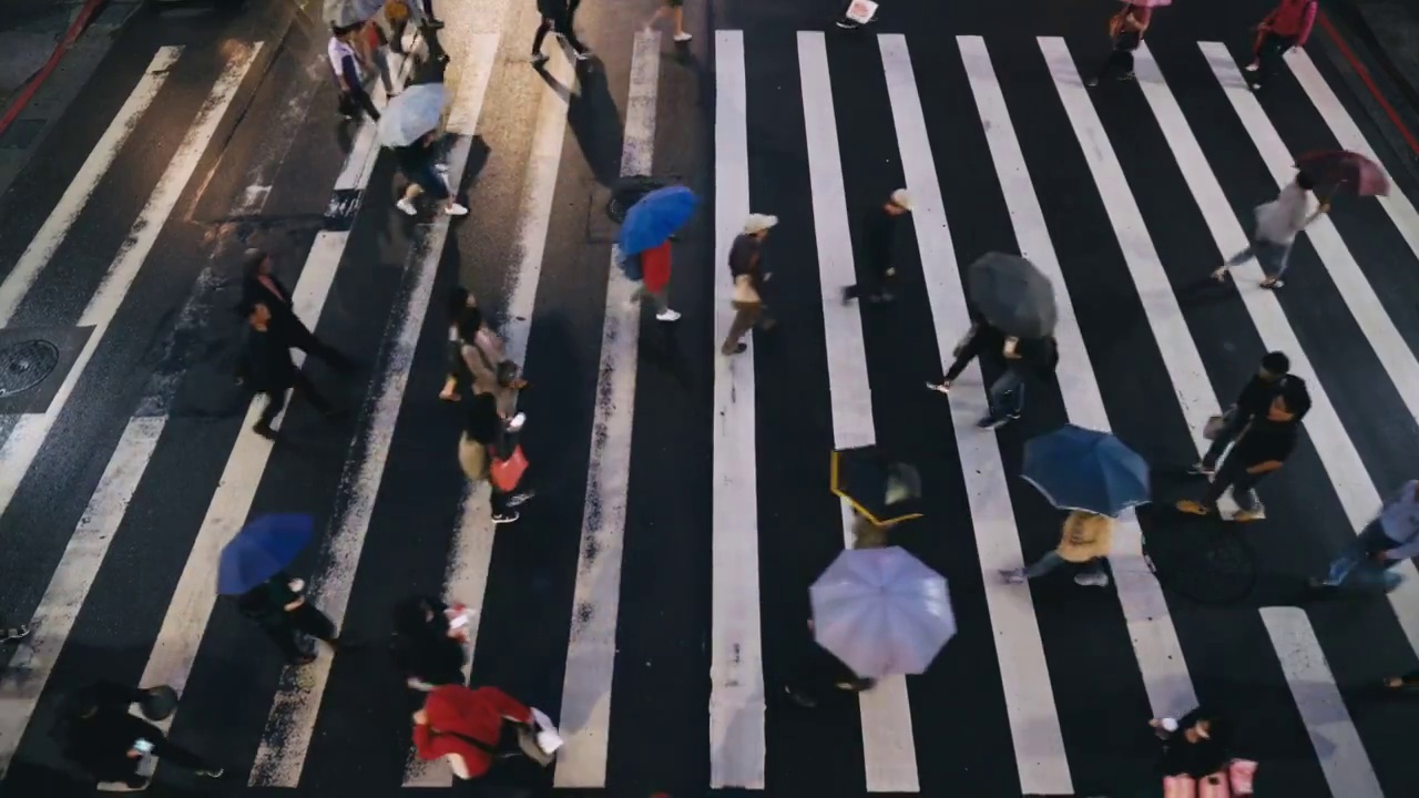 台北台湾-行人过马路在雨天