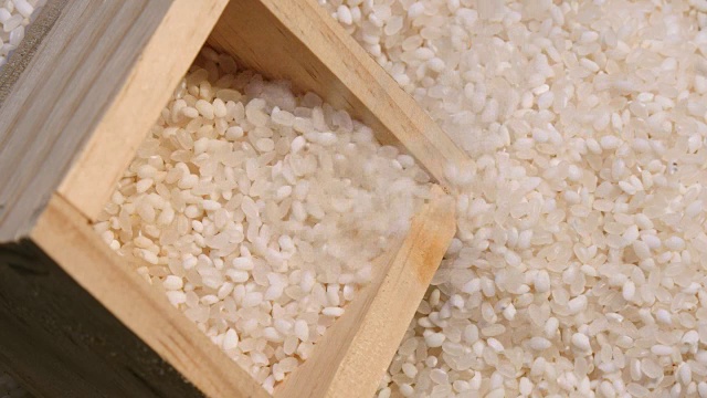米饭用传统的韩国木制品做成