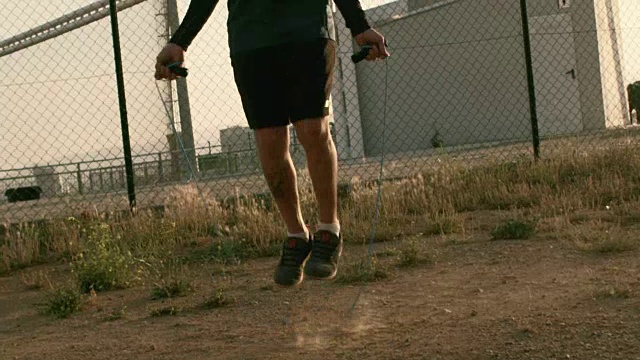 年轻的运动员跳绳。