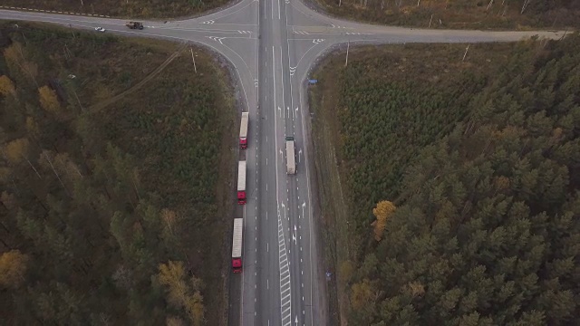 鸟瞰图货车与货运集装箱停在路边高速公路