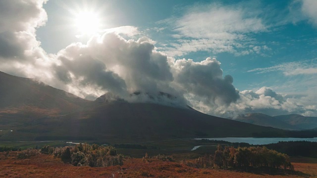 秋天在苏格兰格伦科山谷的湖泊