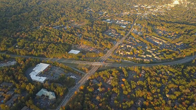 高速公路交叉口鸟瞰图