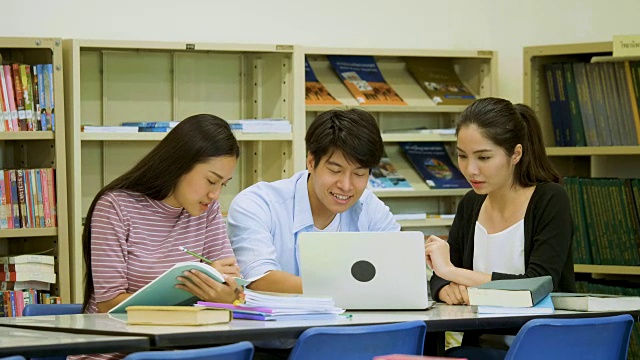 亚洲大学生用笔记本电脑讨论工作