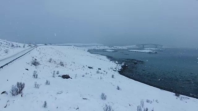 航拍图:冬天罗弗敦的雪岸