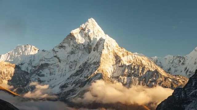 详情图-位于尼泊尔Khumbu地区的Dingboche村附近的Ama,Dablam(6856米)峰，是通往珠穆朗玛峰大本营的徒步小径。