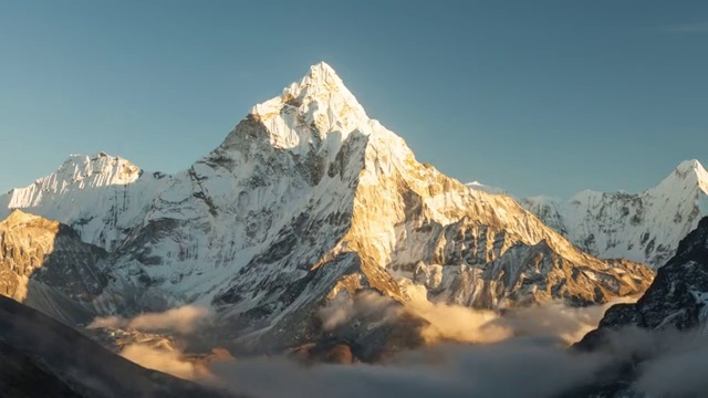 详情图-位于尼泊尔Khumbu地区的Dingboche村附近的Ama,Dablam(6856米)峰，是通往珠穆朗玛峰大本营的徒步小径。