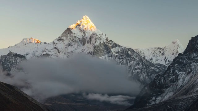 详情图-位于尼泊尔Khumbu地区的Dingboche村附近的Ama,Dablam(6856米)峰，是通往珠穆朗玛峰大本营的徒步小径。