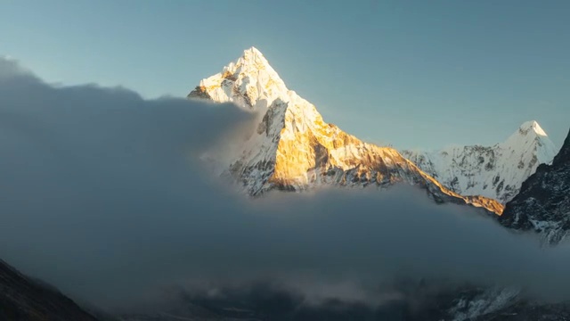详情图-位于尼泊尔Khumbu地区的Dingboche村附近的Ama,Dablam(6856米)峰，是通往珠穆朗玛峰大本营的徒步小径。