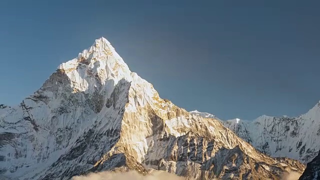 位于尼泊尔Khumbu地区的Dingboche村附近的海拔6856米的山峰Ama Dablam，在通往珠穆朗玛峰大本营的徒步小径上。