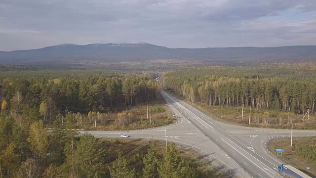 公路交通对公路自然背景和山景鸟瞰图