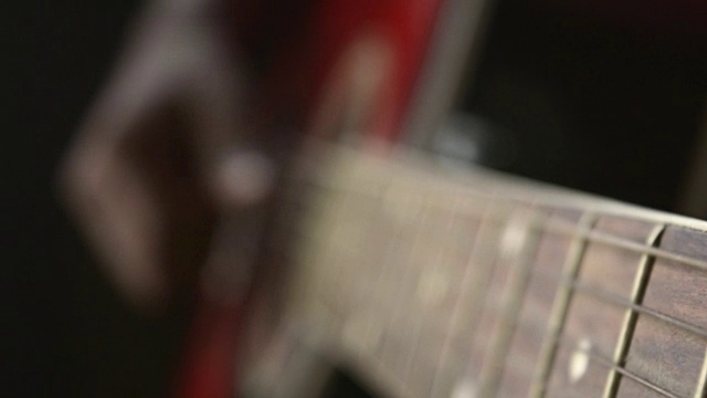 原声吉他在音乐家的手中