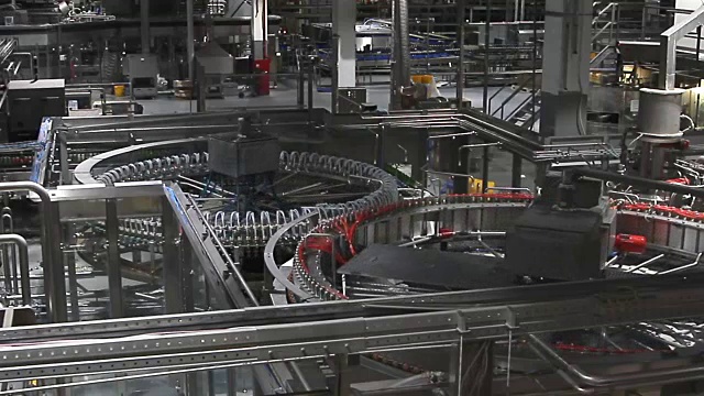 塑料水瓶在传送带或瓶装水机