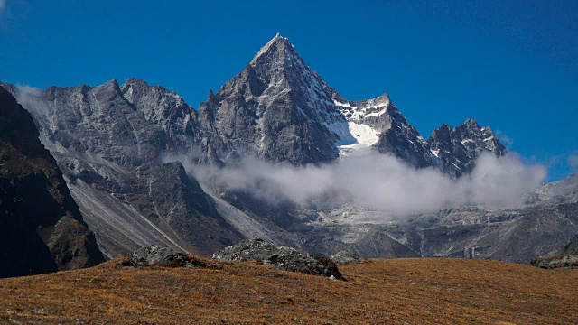 喜马拉雅山上的云和山