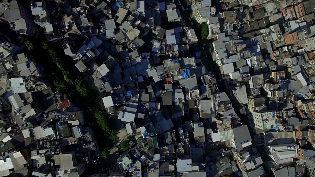 空中贫民窟:俯视巴西里约热内卢Rocinha Favela的屋顶，这是上帝的眼睛