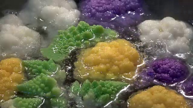 在锅中种有彩色卷心菜、菜花、大白菜、罗曼斯科、菜花变种、蔬菜，五颜六色，白，4K