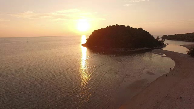 卡拉岛拉延海滩尽头的日落风景