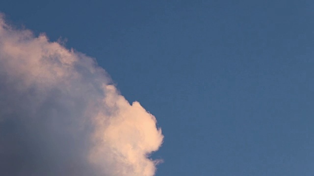 云朵在黄昏的天空中缓缓地飞翔