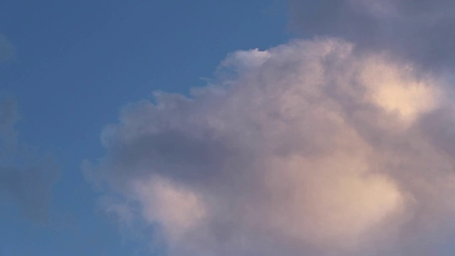 云朵在黄昏的天空中缓缓地飞翔