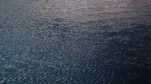 风吹过水面的波浪会让人感到放松和运动