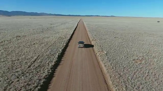 在荒凉的沙漠路上开车