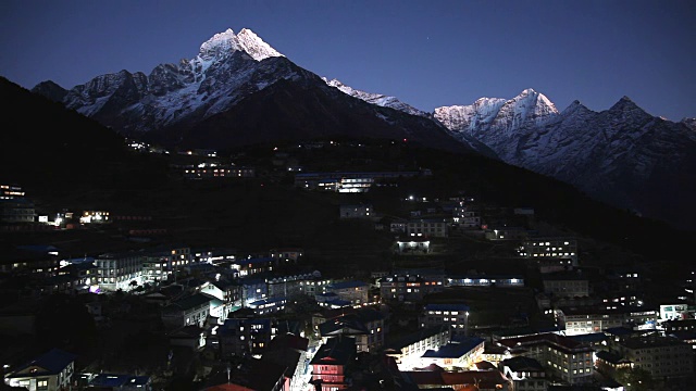 夜间的纳姆切集市，喜马拉雅山，尼泊尔