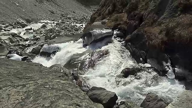 喜马拉雅山，尼泊尔，通往珠穆朗玛峰大本营的徒步旅行路线的全景。