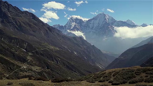 喜马拉雅山，尼泊尔，通往珠穆朗玛峰大本营的徒步旅行路线的全景。