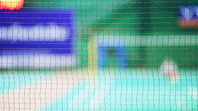 羽毛球运动员在球场上用模糊手势。