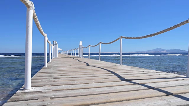 红海上的浮桥。风景优美的海景。