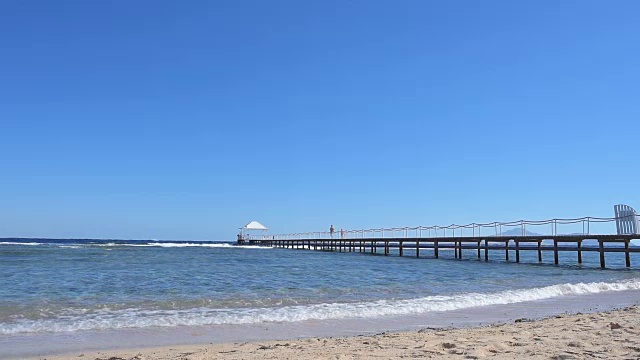 红海上的浮桥。风景优美的海景。
