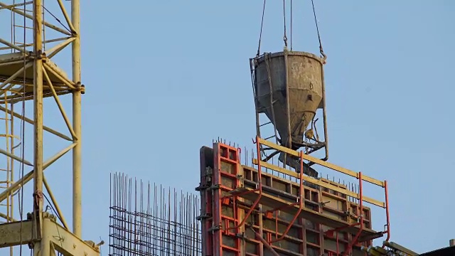 起重机运送用于住宅小区墙壁和隔墙的混凝土