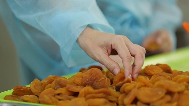 女人准备品尝美味的干果，坚果和巧克力