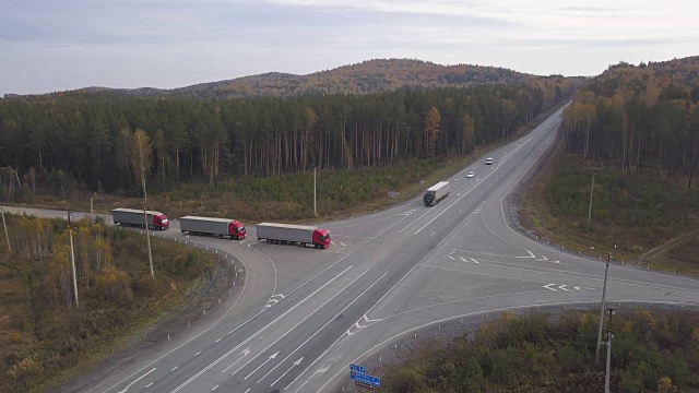 载着集装箱的卡车在高速公路的十字路口行驶